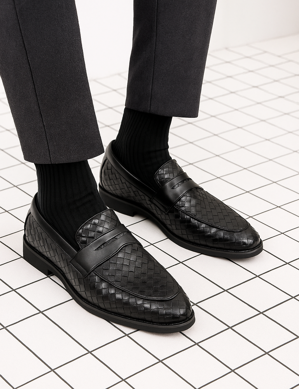 20250910_1851_Mocassins_Noirs_Elegants_remix_01k4skxwc6fq1be3nabjz3gw9f.png